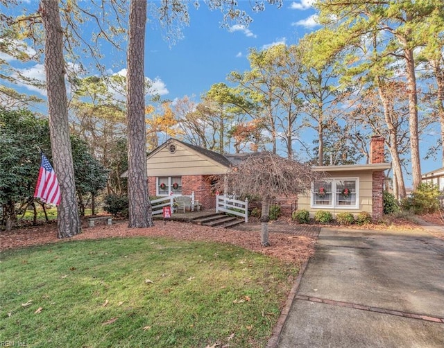 ranch-style house with a front yard