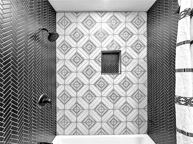 bathroom featuring a tile shower