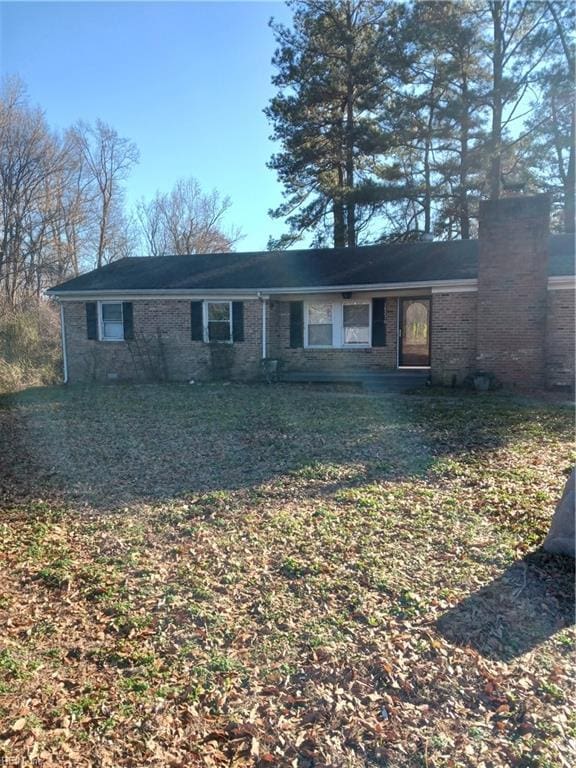 view of front of home with a front lawn