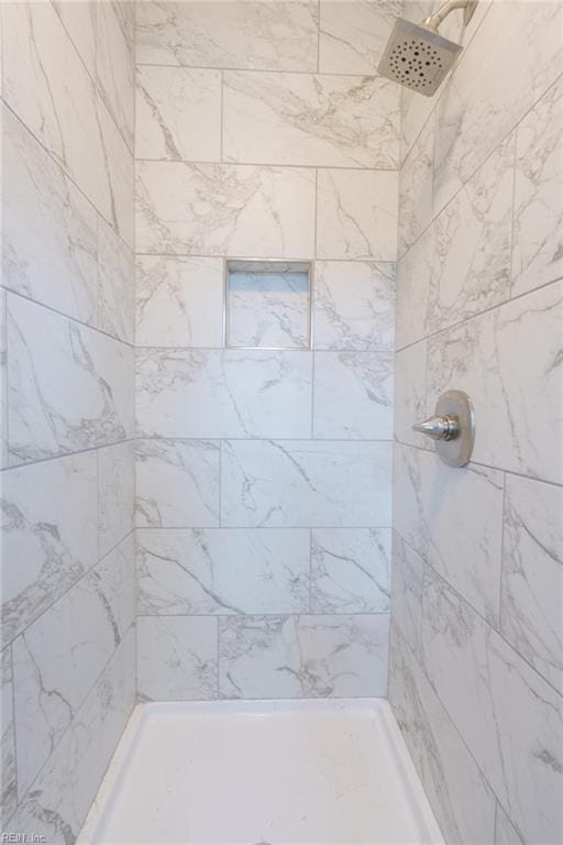 bathroom featuring a tile shower