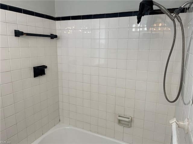 bathroom with tiled shower / bath combo