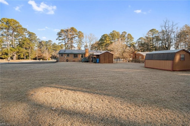 view of yard with a shed