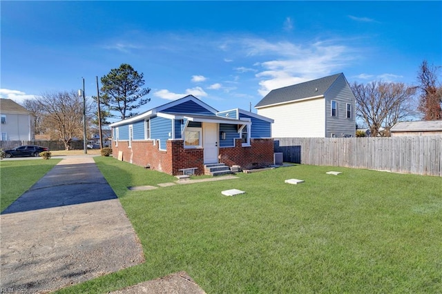 view of front of property featuring a front yard