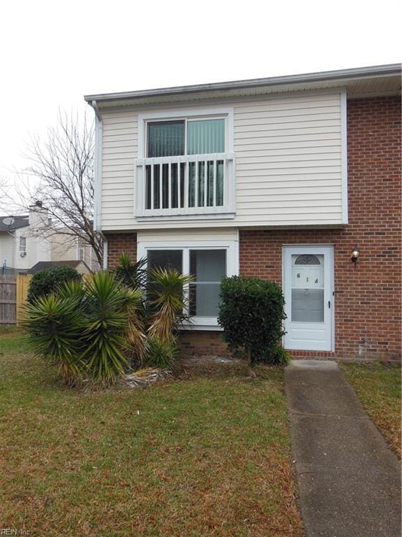 view of front of property featuring a front yard