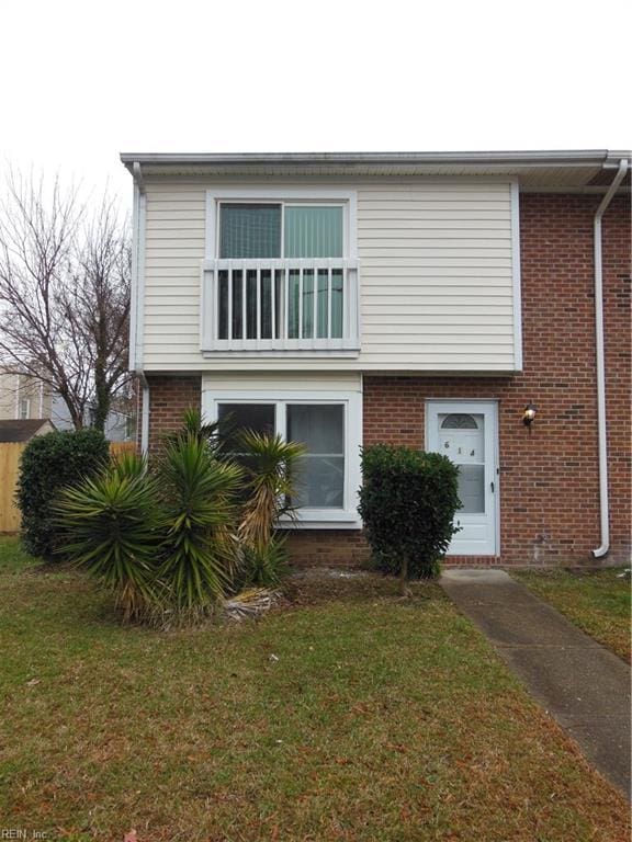 view of front of property featuring a front yard