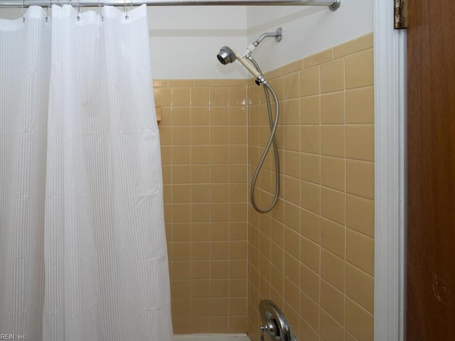 bathroom with shower / bathtub combination with curtain