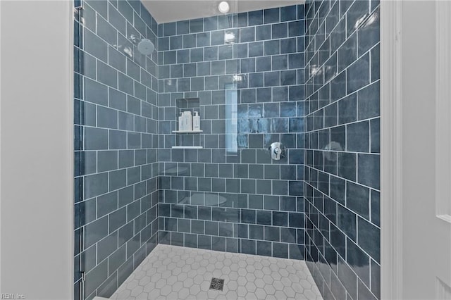 bathroom featuring a tile shower