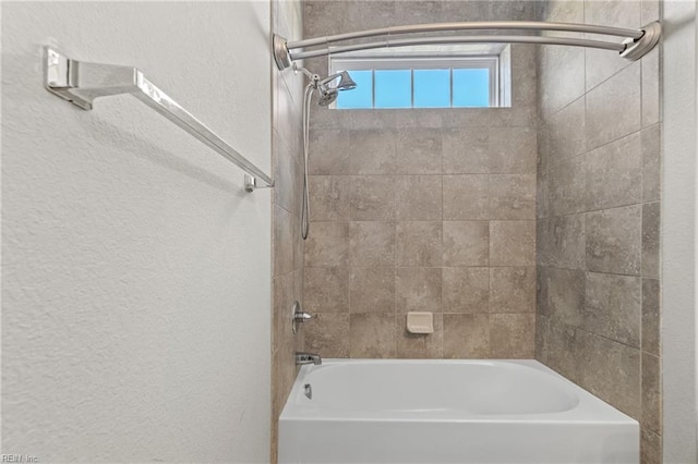 bathroom with tiled shower / bath