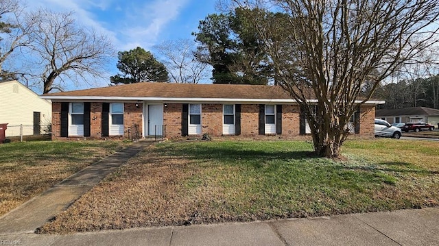 single story home with a front lawn