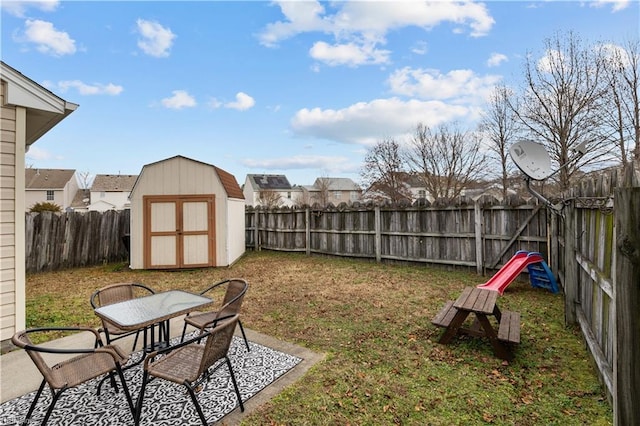 view of yard featuring a shed