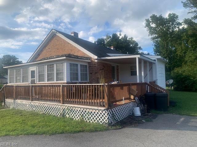 view of front of home featuring a deck and a front lawn