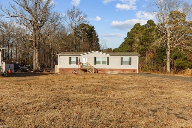 manufactured / mobile home featuring a front lawn