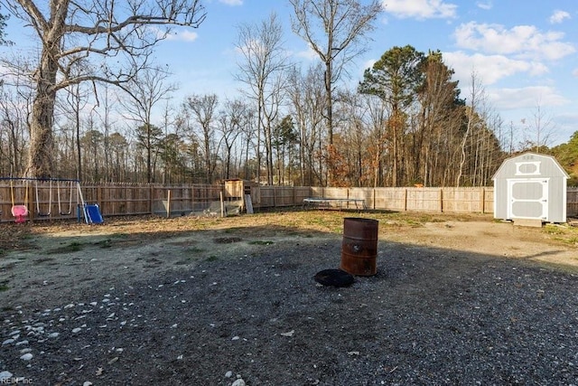 view of yard with a storage unit