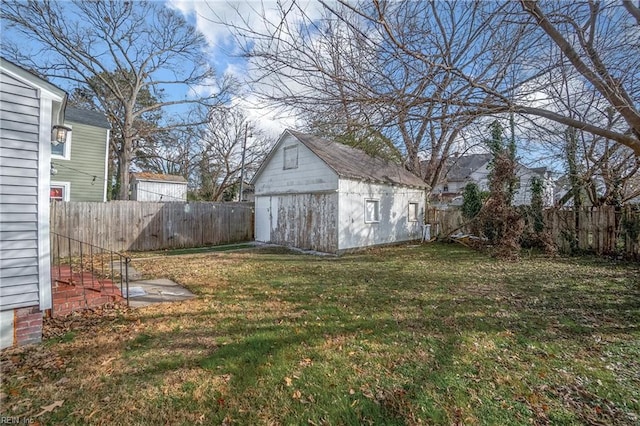 view of yard featuring a storage shed