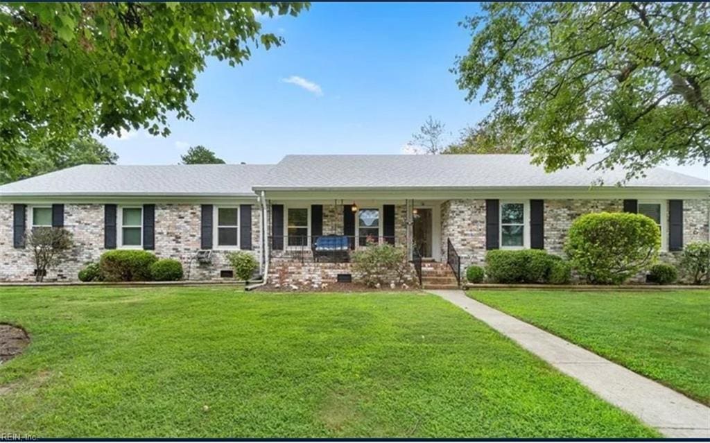 single story home featuring a front lawn and a porch