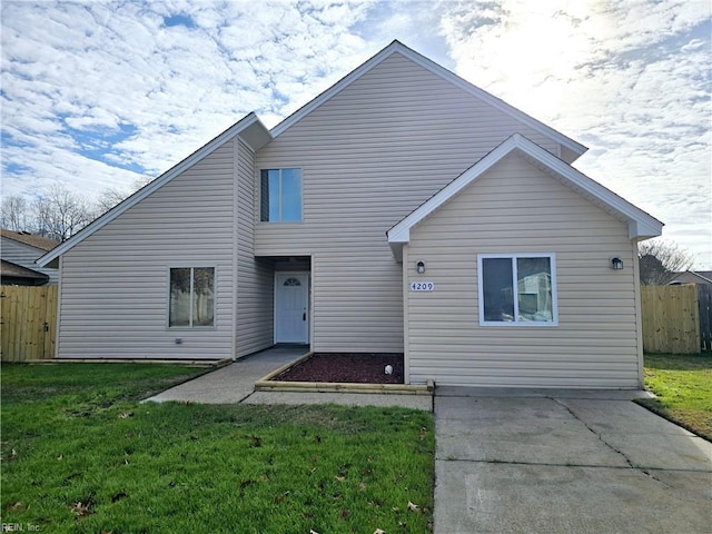 view of front of home featuring a front lawn