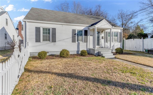 bungalow-style house featuring a front lawn