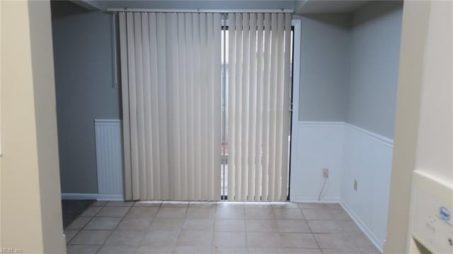 empty room featuring light tile patterned floors