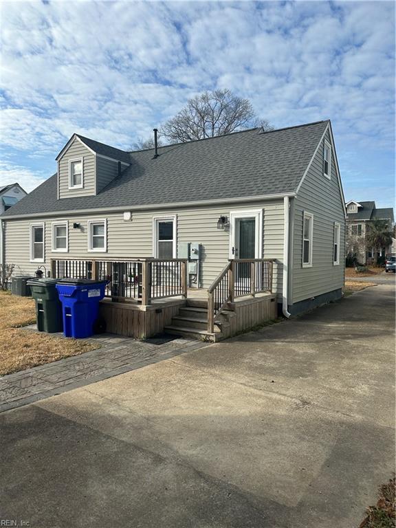 view of front facade featuring a wooden deck