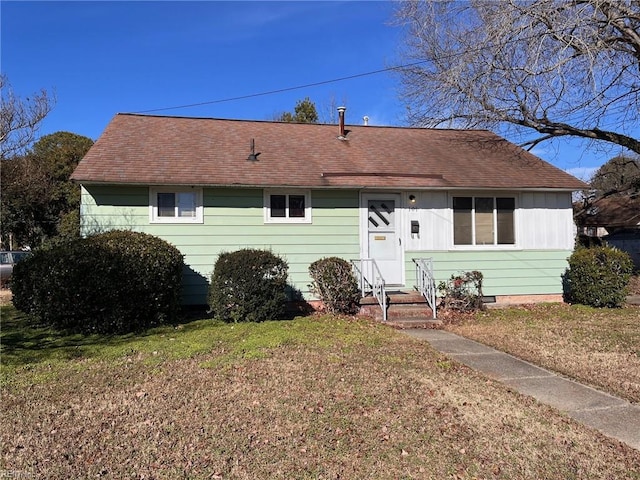 single story home with a front yard