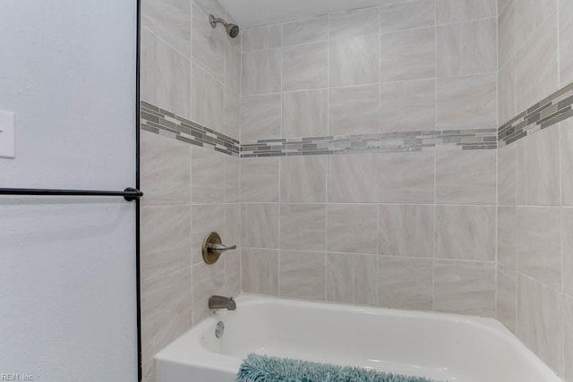 bathroom featuring tiled shower / bath