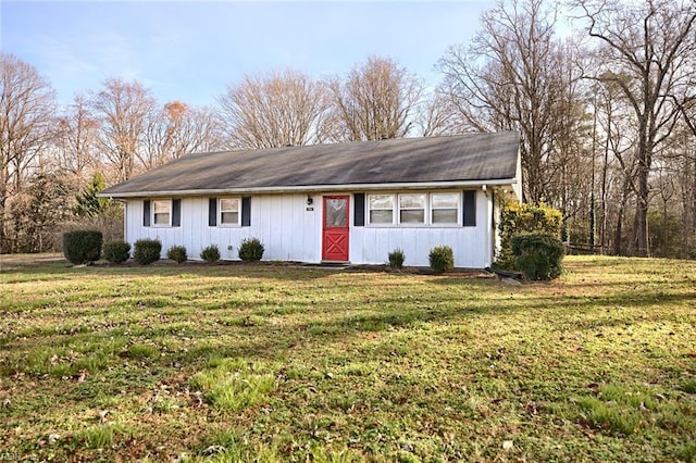 single story home featuring a front yard