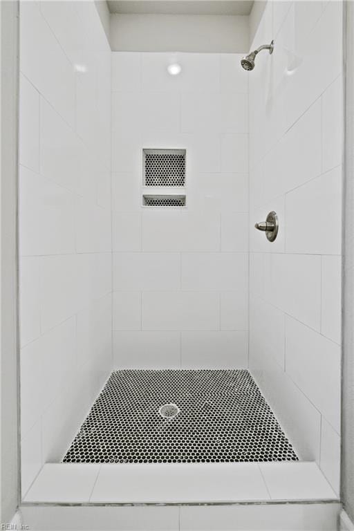 bathroom featuring tiled shower