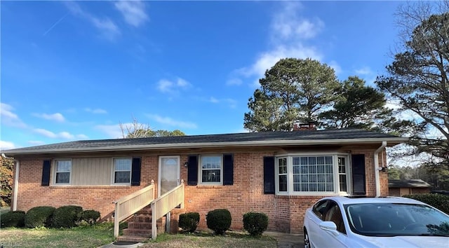 view of front of house featuring a front lawn