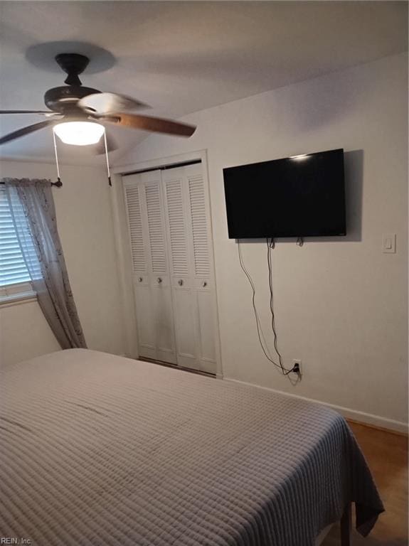 bedroom with hardwood / wood-style flooring, ceiling fan, and a closet