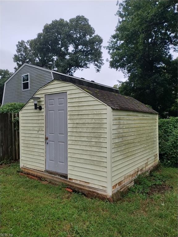 view of outdoor structure featuring a yard