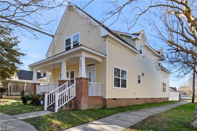 view of front of property featuring covered porch and a front yard