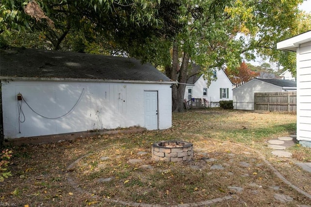 view of yard featuring an outdoor fire pit