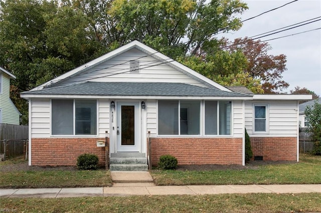 bungalow featuring a front yard