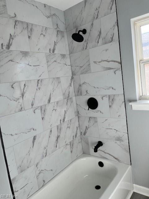 bathroom featuring tiled shower / bath combo