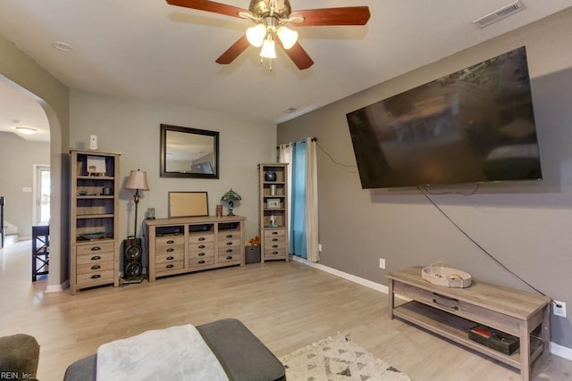 living room featuring light hardwood / wood-style floors and ceiling fan