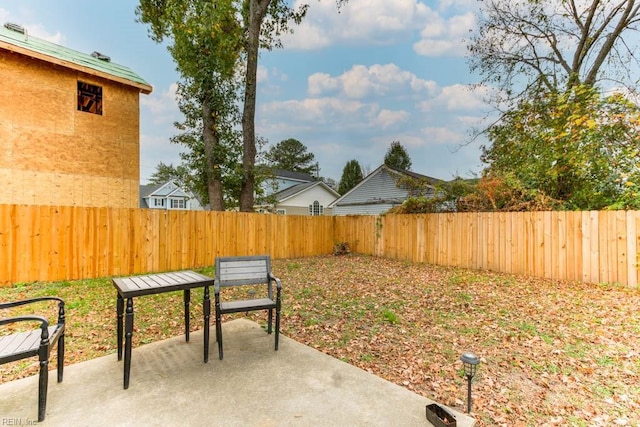 view of yard featuring a patio area