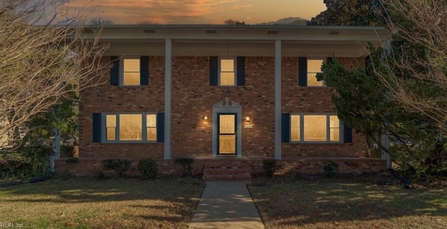 view of front of home featuring a yard