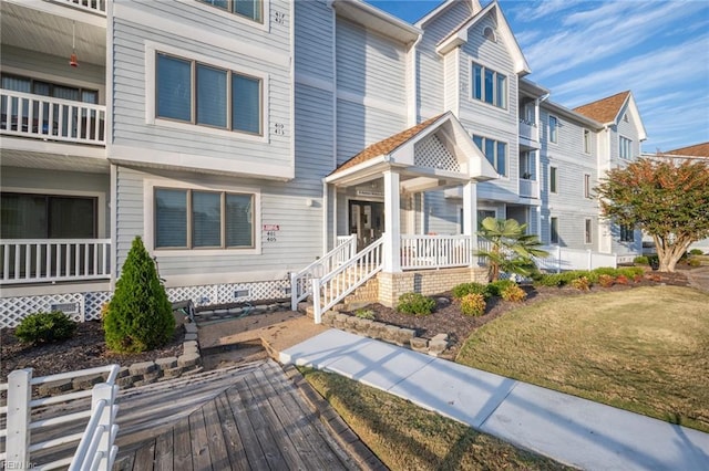 view of front of home with a front lawn