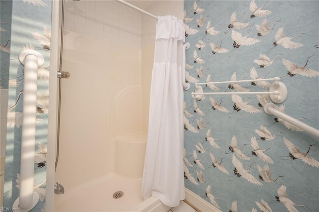 bathroom featuring curtained shower