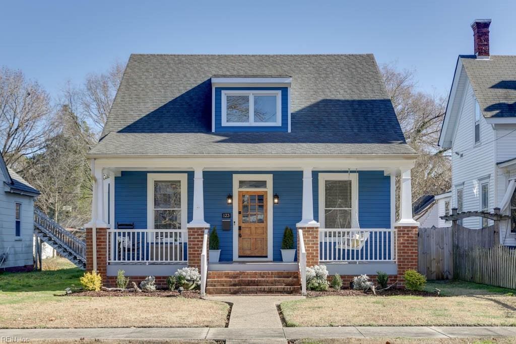 bungalow featuring covered porch