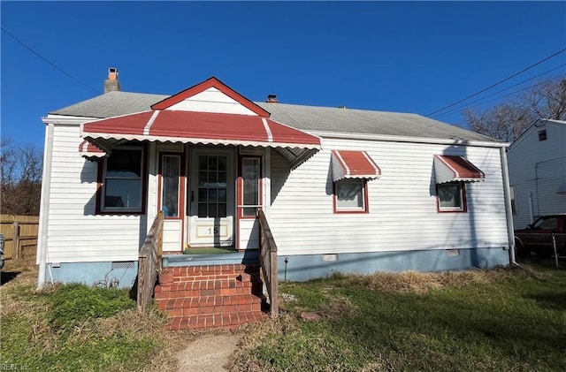 bungalow featuring a front lawn