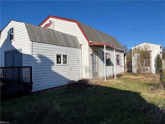 view of side of property featuring a lawn