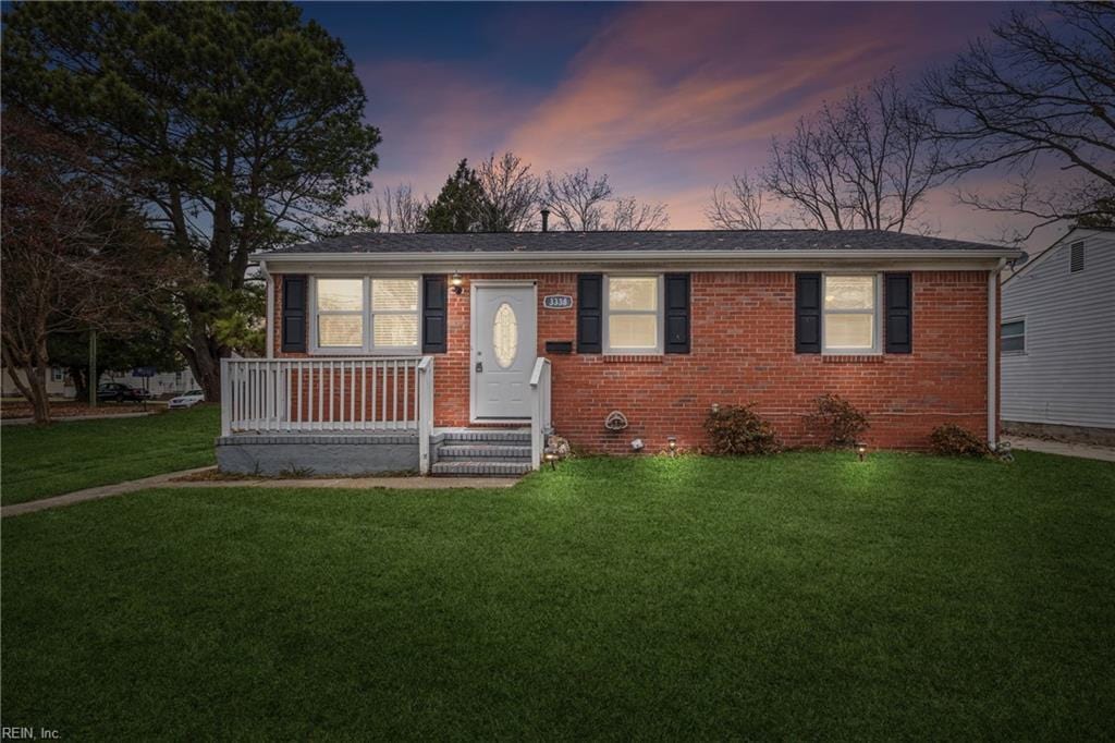 view of front of home featuring a yard