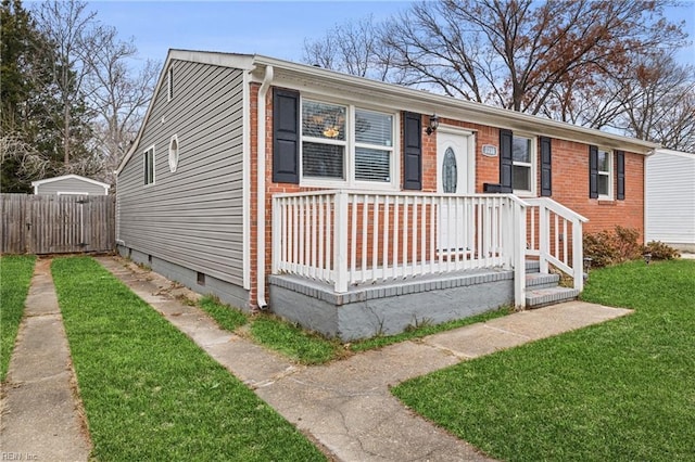 view of front of property featuring a front yard