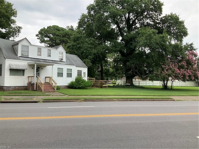 view of front facade with a front lawn