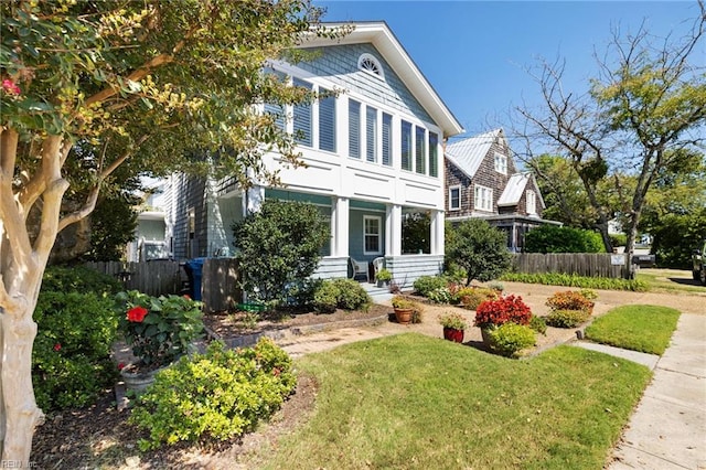 view of front facade featuring a front lawn