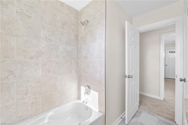 bathroom with tiled shower / bath combo