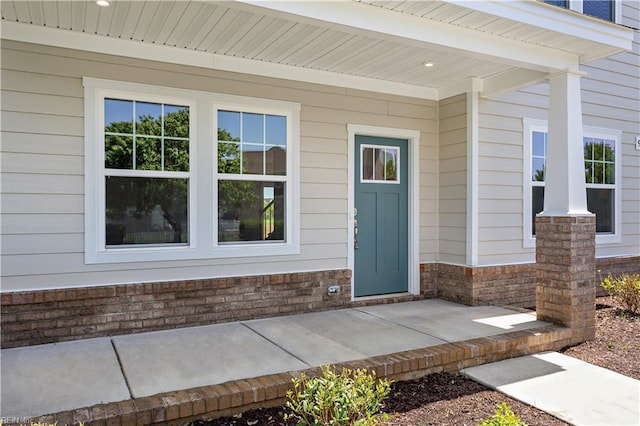 entrance to property featuring covered porch