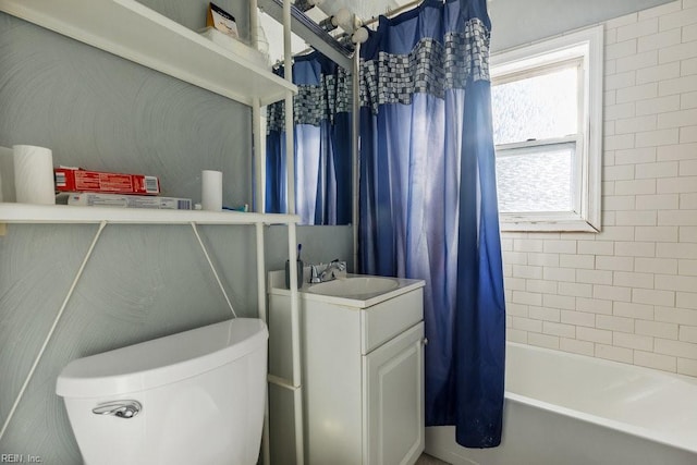 full bathroom with shower / bath combo with shower curtain, vanity, and toilet