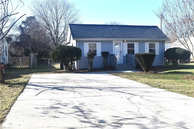 view of front of property featuring a front yard